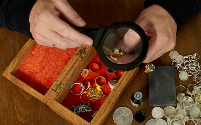 Begutachtung von Schmuck mit der Lupe – Faire Bewertung