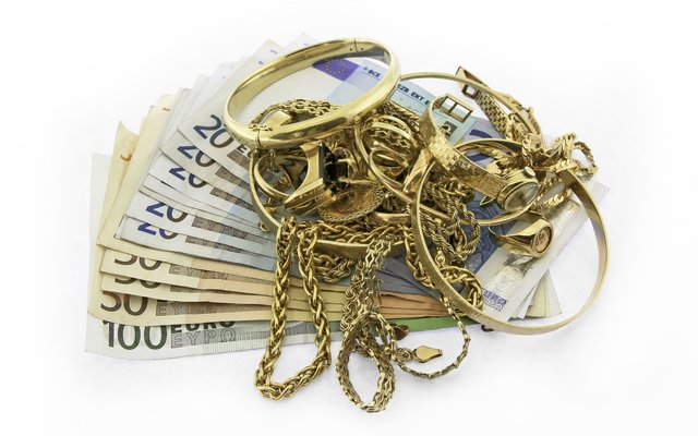 Goldschmuck und Bargeld – Edelmetallankauf